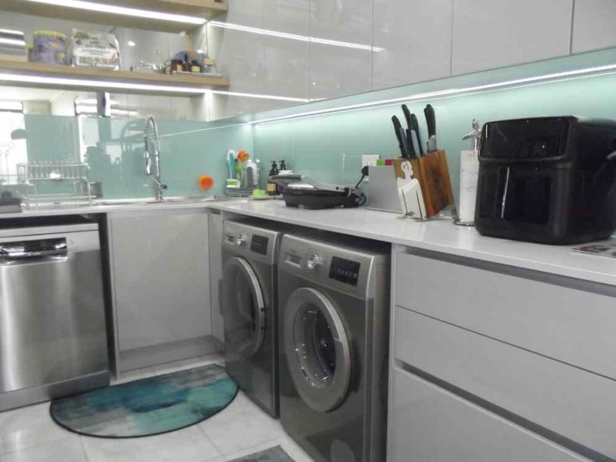 2 Bedroom Property for Sale in Bloubergstrand Western Cape